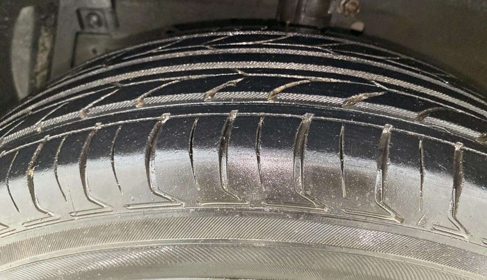 2014 Maruti Swift Dzire VXI, Petrol, Manual, 84,866 km, Left Front Tyre Tread
