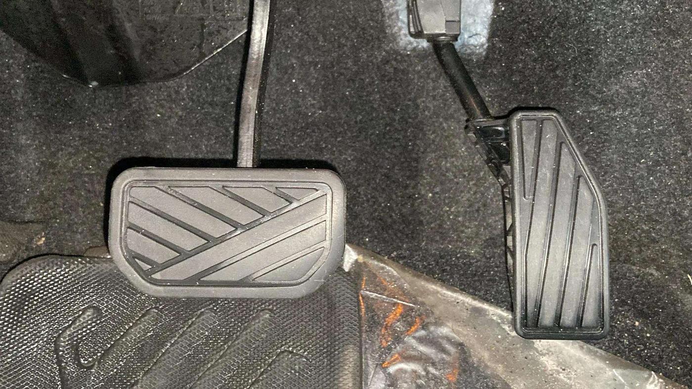 2022 Maruti XL6 ALPHA AT, Petrol, Automatic, 22,631 km, Pedals