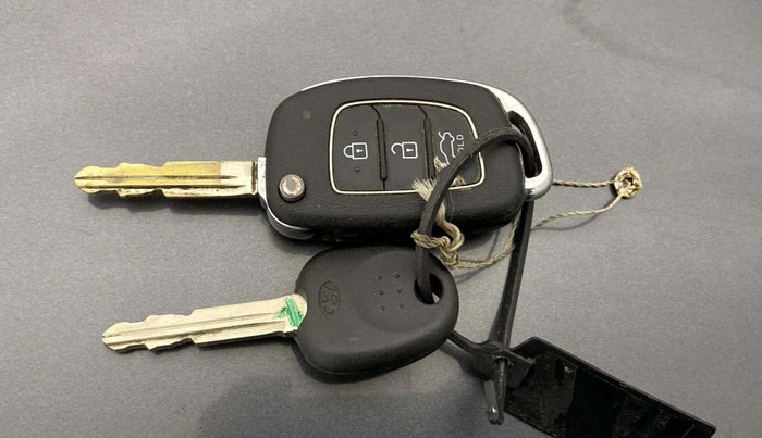 2022 Hyundai AURA S 1.2, Petrol, Manual, 51,533 km, Key Close Up