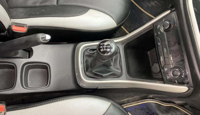 2017 Maruti S Cross ALPHA 1.3, Diesel, Manual, 74,254 km, Gear Lever