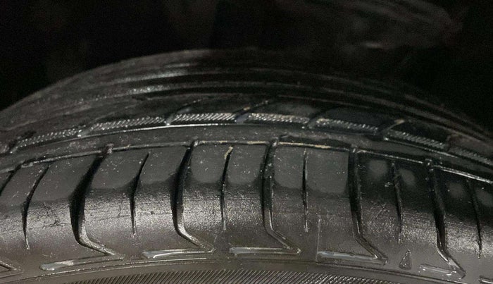 2022 Volkswagen TAIGUN TOPLINE 1.0 TSI MT, Petrol, Manual, 65,373 km, Left Front Tyre Tread