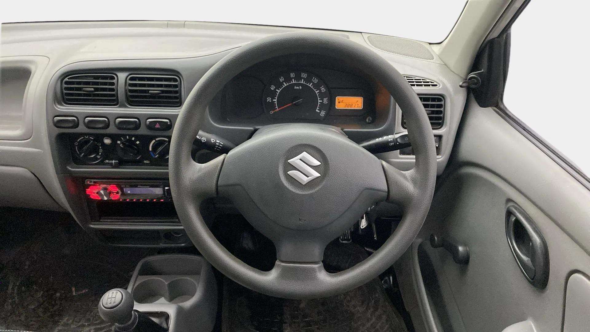 Steering-wheel-close-up-29