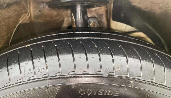 2020 Maruti Swift VXI, Petrol, Manual, 49,564 km, Right Front Tyre Tread