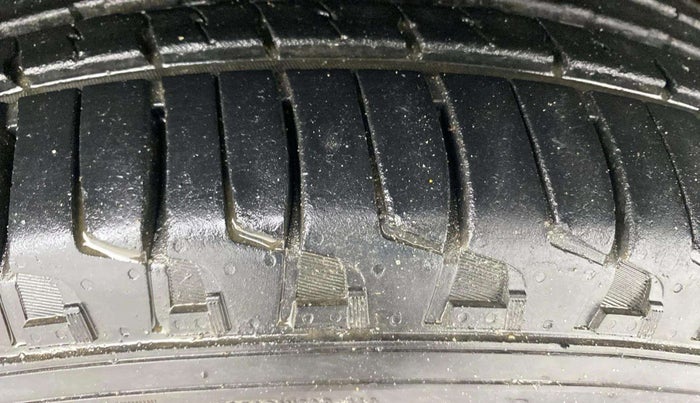 2018 Mahindra TUV300 T8, Diesel, Manual, 63,647 km, Right Front Tyre Tread