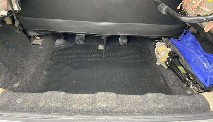 2018 Mahindra TUV300 T8, Diesel, Manual, 63,647 km, Boot Inside