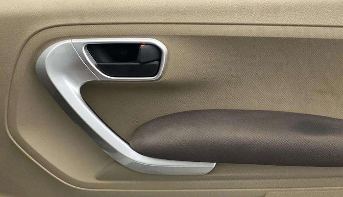 2018 Mahindra TUV300 T8, Diesel, Manual, 63,647 km, Driver Side Door Panels Control