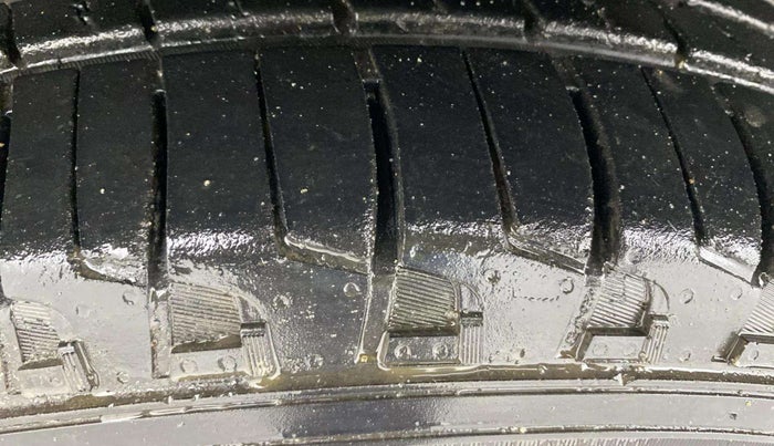 2018 Mahindra TUV300 T8, Diesel, Manual, 63,647 km, Left Front Tyre Tread