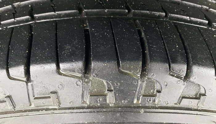 2018 Mahindra TUV300 T8, Diesel, Manual, 63,647 km, Right Rear Tyre Tread