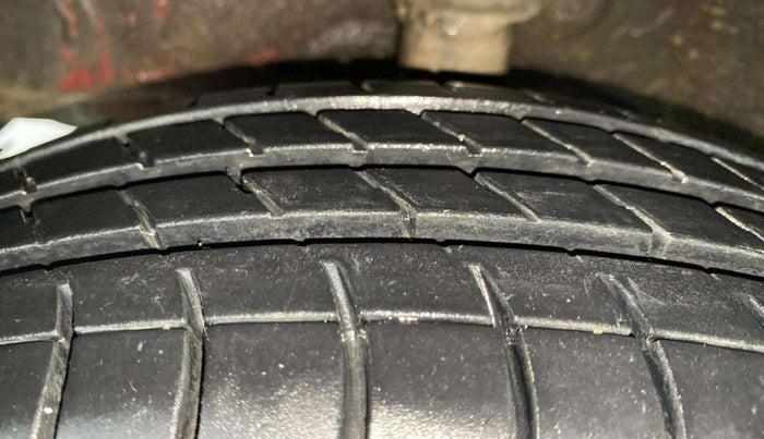 2013 Hyundai Eon D-LITE+, Petrol, Manual, 86,249 km, Left Front Tyre Tread