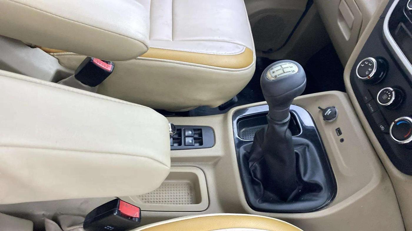2017 Mahindra TUV300 T8, Diesel, Manual, 1,13,327 km, Gear Lever