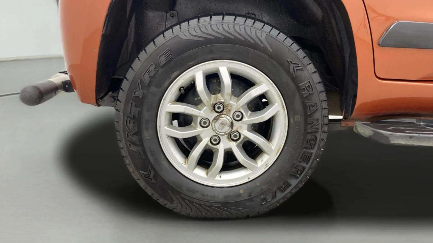 2017 Mahindra TUV300 T8, Diesel, Manual, 1,13,327 km, Right Rear Wheel