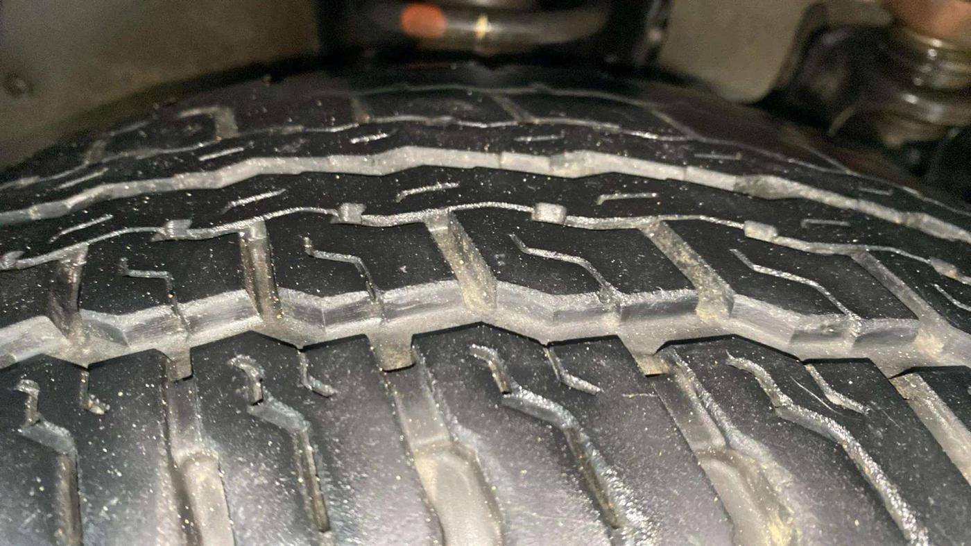 2017 Mahindra TUV300 T8, Diesel, Manual, 1,13,327 km, Right Front Tyre Tread