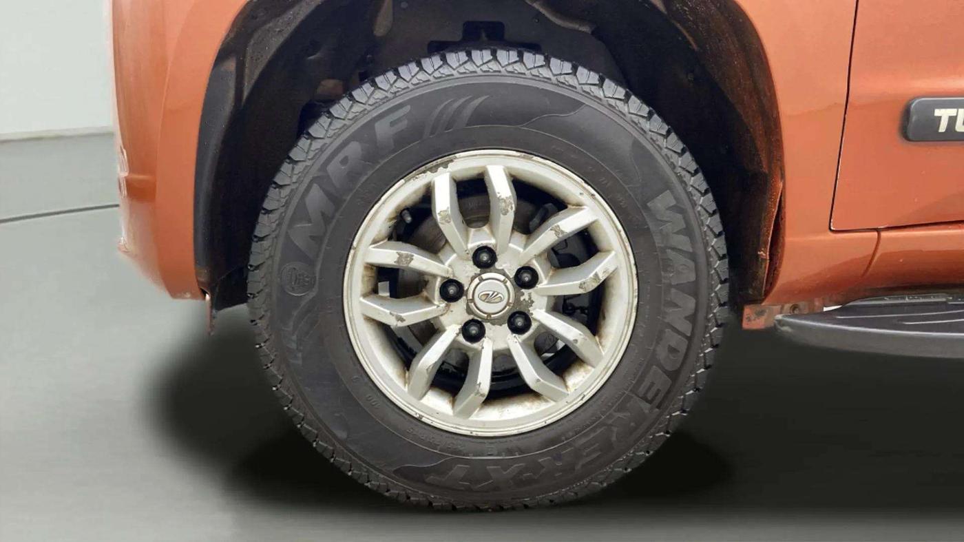 2017 Mahindra TUV300 T8, Diesel, Manual, 1,13,327 km, Left Front Wheel