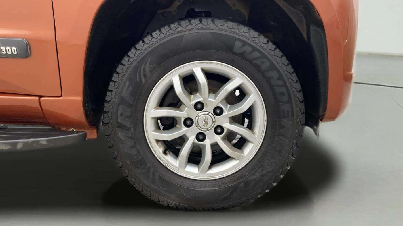 2017 Mahindra TUV300 T8, Diesel, Manual, 1,13,327 km, Right Front Wheel