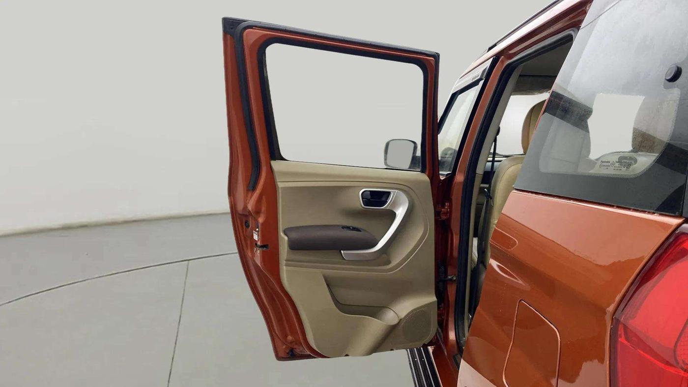 2017 Mahindra TUV300 T8, Diesel, Manual, 1,13,327 km, LHS Rear Door