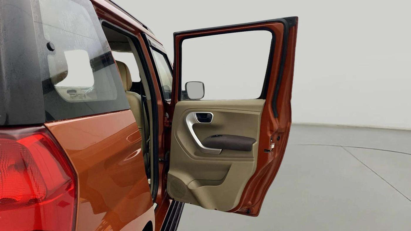 2017 Mahindra TUV300 T8, Diesel, Manual, 1,13,327 km, RHS Rear Door