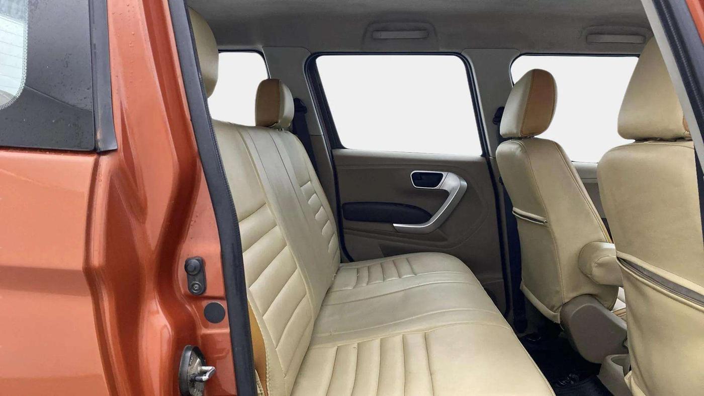 2017 Mahindra TUV300 T8, Diesel, Manual, 1,13,327 km, Right Side Rear Door Cabin
