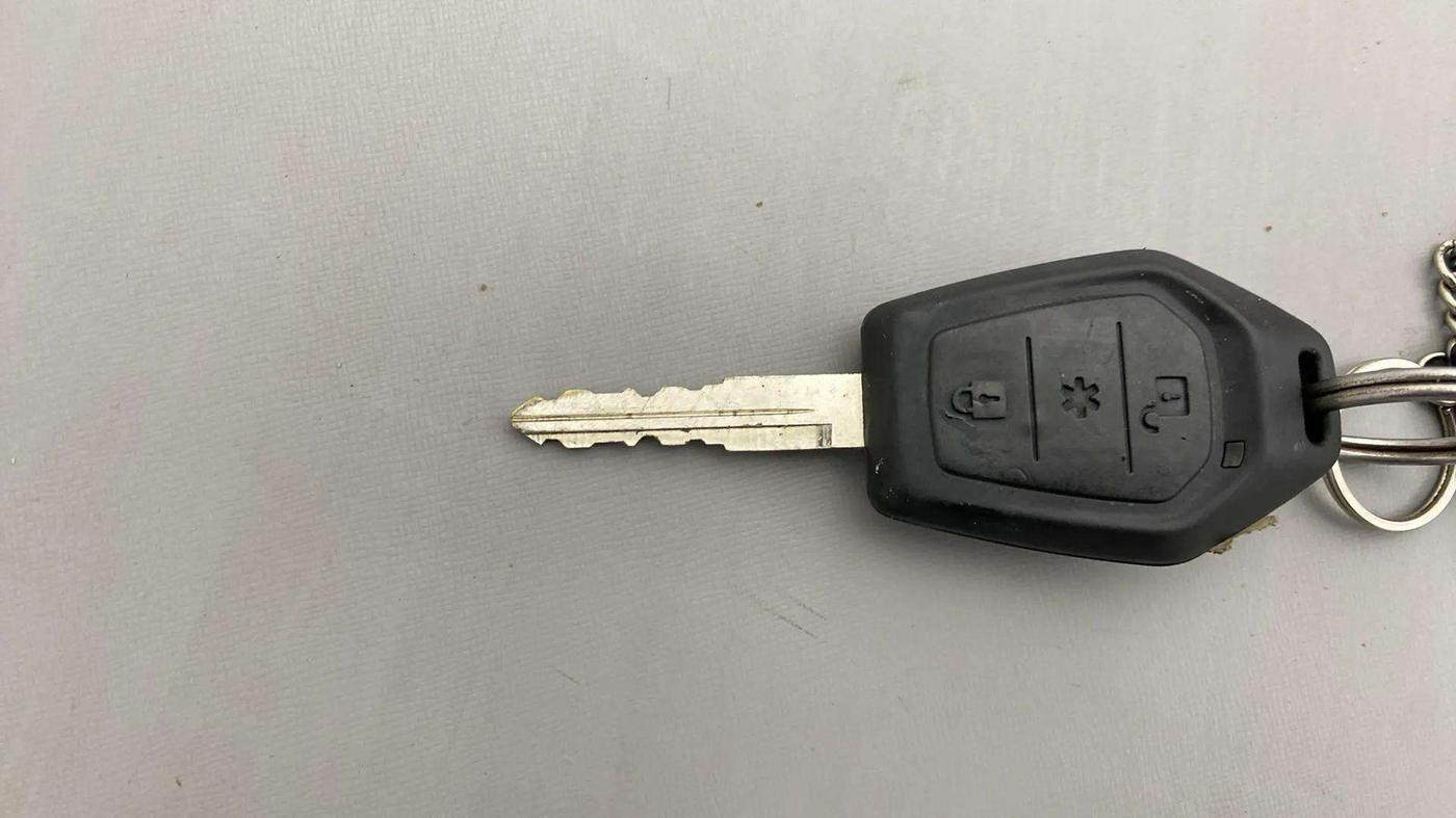 2017 Mahindra TUV300 T8, Diesel, Manual, 1,13,327 km, Key Close Up