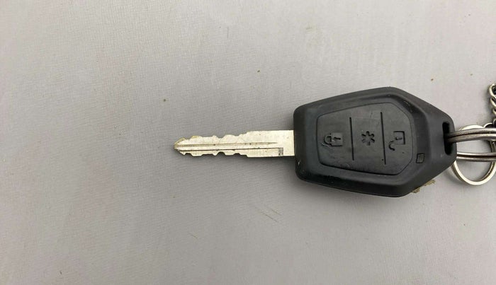 2017 Mahindra TUV300 T8, Diesel, Manual, 1,13,303 km, Key Close Up