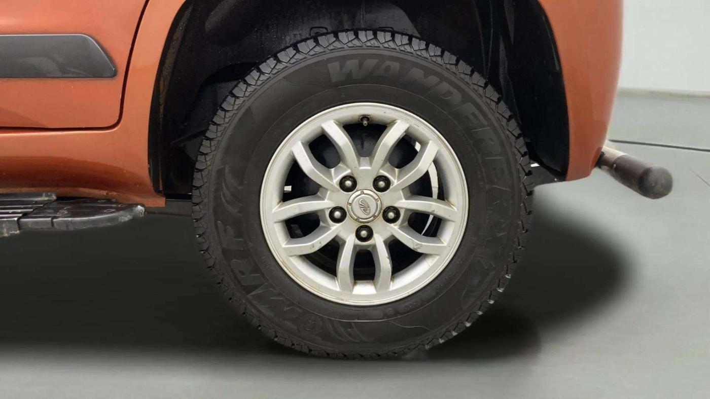 2017 Mahindra TUV300 T8, Diesel, Manual, 1,13,327 km, Left Rear Wheel