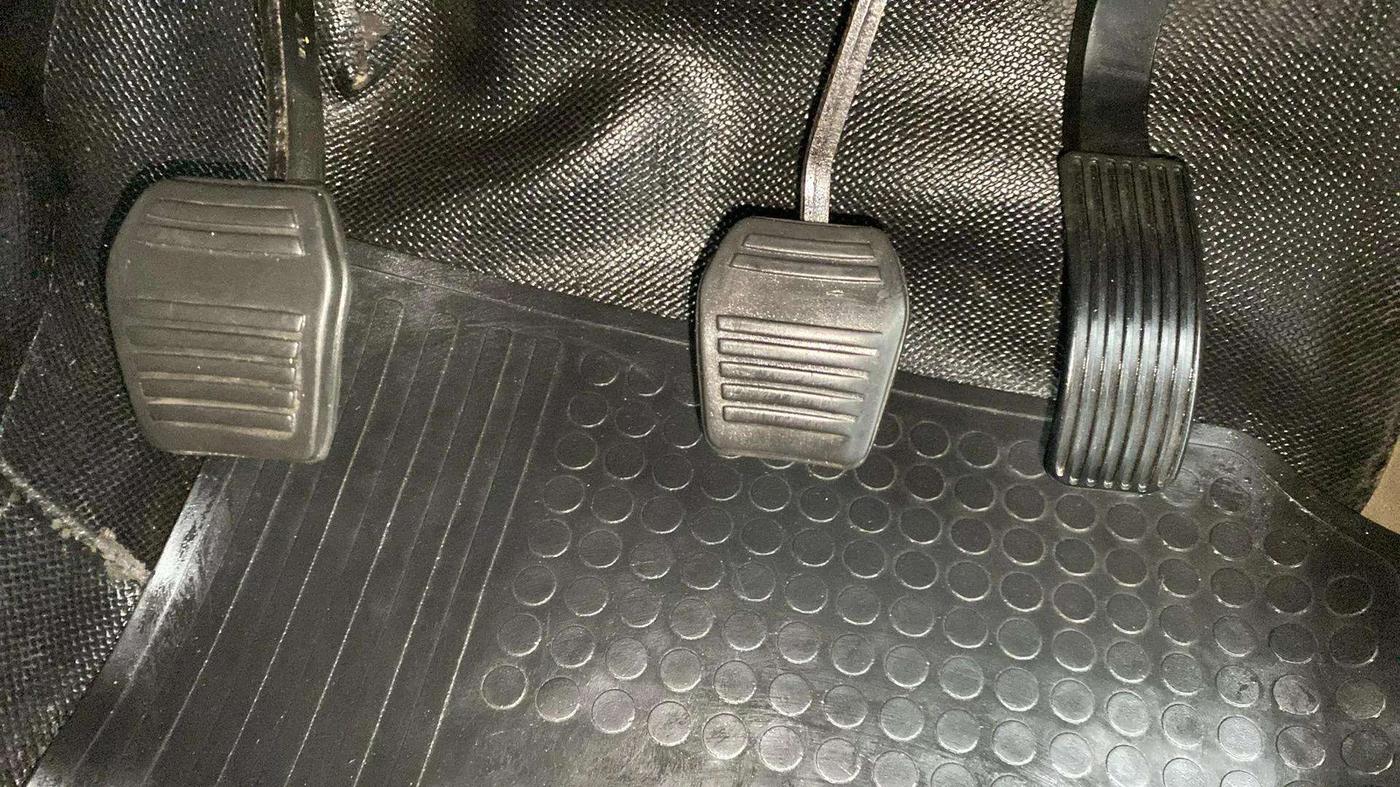 2017 Mahindra TUV300 T8, Diesel, Manual, 1,13,327 km, Pedals