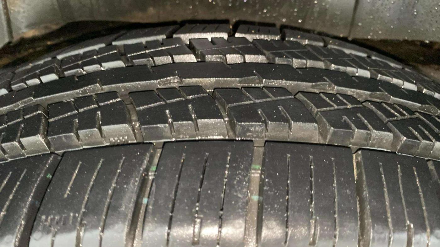 2017 Mahindra TUV300 T8, Diesel, Manual, 1,13,327 km, Right Rear Tyre Tread