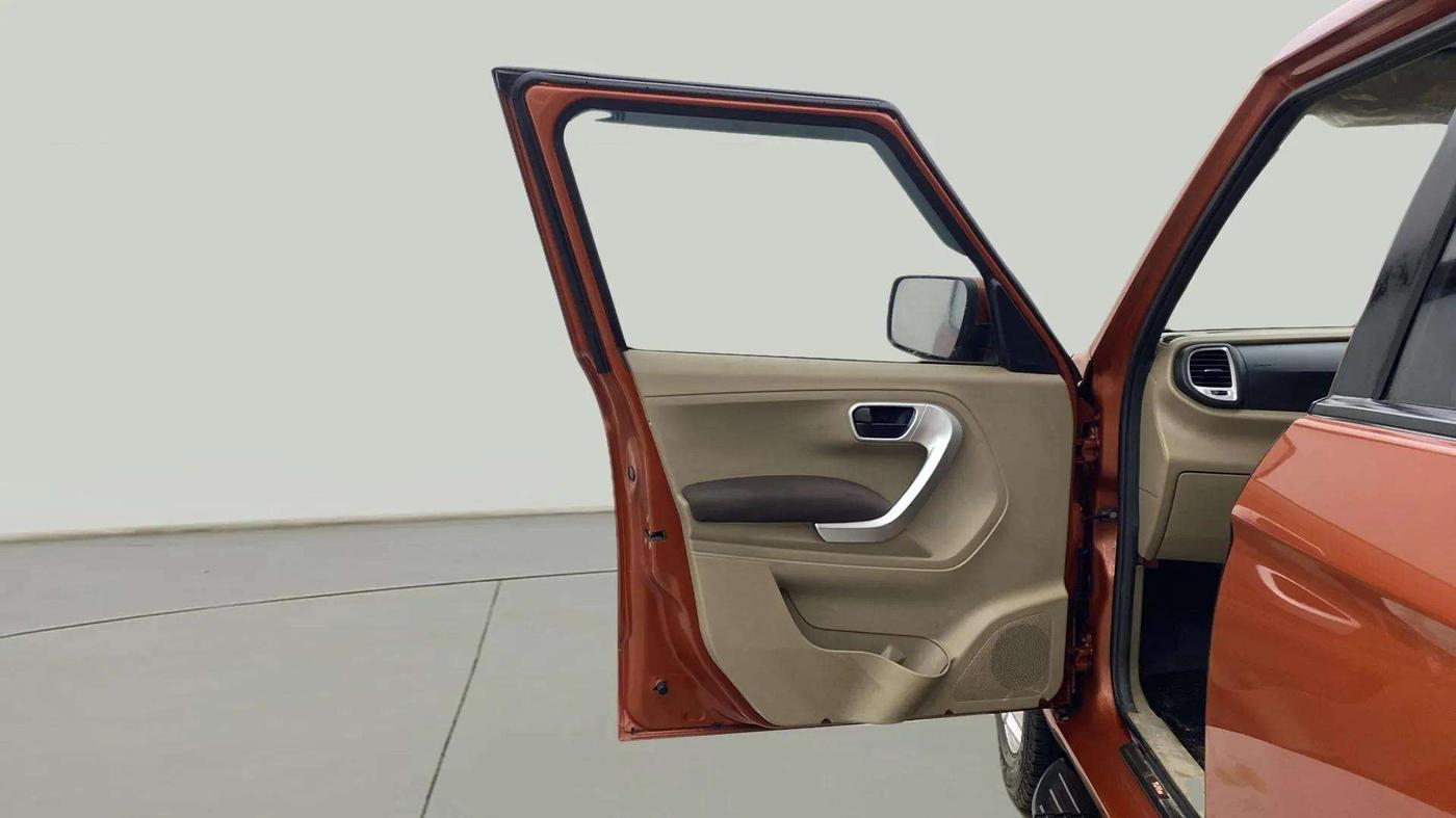 2017 Mahindra TUV300 T8, Diesel, Manual, 1,13,327 km, LHS Front Door
