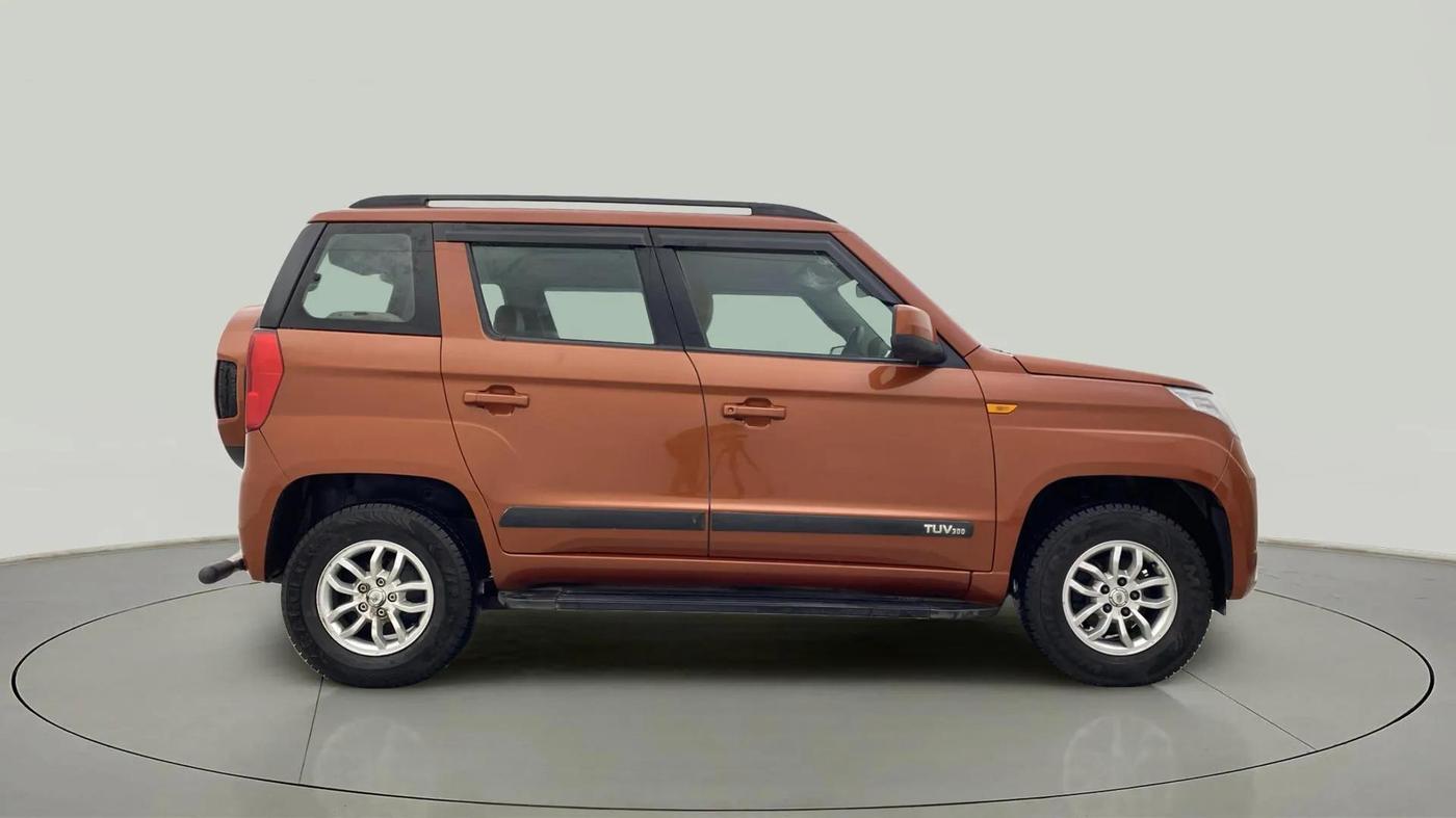 2017 Mahindra TUV300 T8, Diesel, Manual, 1,13,327 km, Right Side View