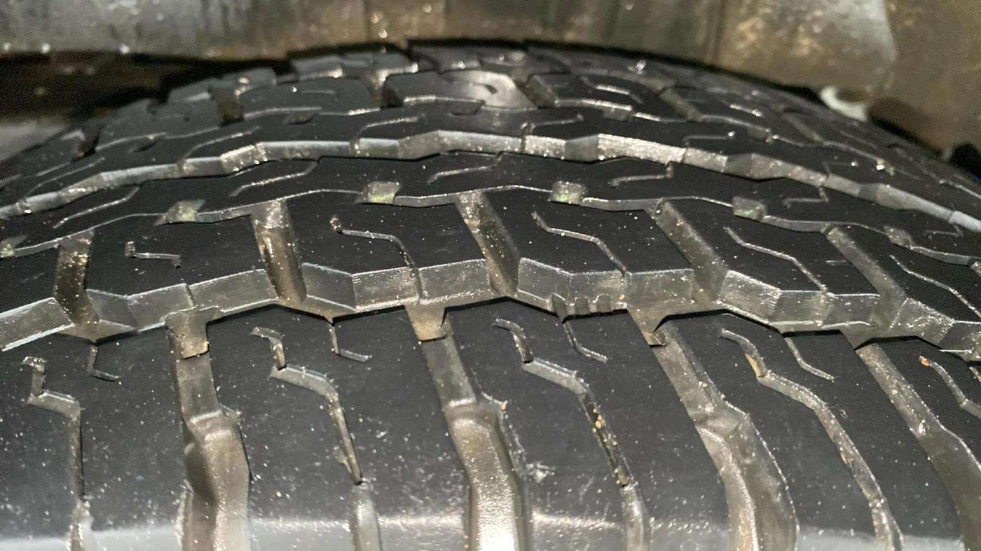2017 Mahindra TUV300 T8, Diesel, Manual, 1,13,327 km, Left Rear Tyre Tread