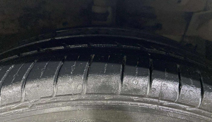 2020 Maruti Ciaz DELTA 1.5 SHVS MT PETROL, Petrol, Manual, 66,689 km, Right Front Tyre Tread