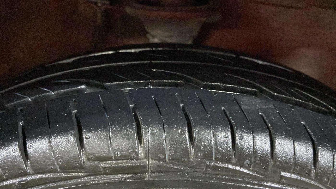 2016 Maruti Alto 800 LXI, Petrol, Manual, 27,200 km, Right Front Tyre Tread