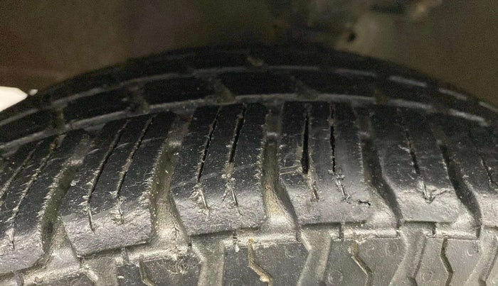 2018 Hyundai Eon ERA +, Petrol, Manual, 77,720 km, Left Front Tyre Tread