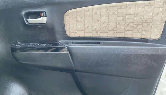 2017 Maruti Wagon R 1.0 VXI, Petrol, Manual, 47,616 km, Driver Side Door Panels Control