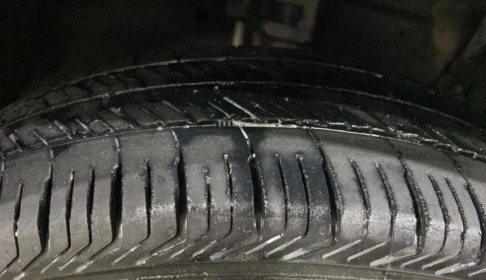 2013 Maruti Swift Dzire VXI, CNG, Manual, 65,518 km, Right Front Tyre Tread