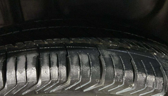 2013 Maruti Swift Dzire VXI, CNG, Manual, 65,518 km, Right Rear Tyre Tread