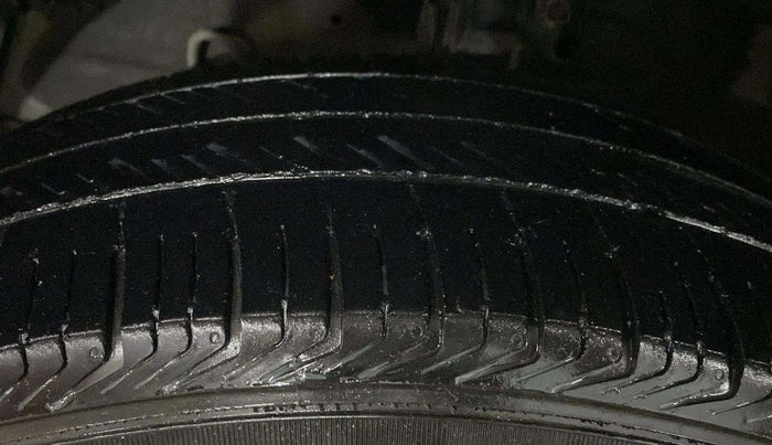 2013 Maruti Swift Dzire VXI, CNG, Manual, 65,518 km, Left Front Tyre Tread