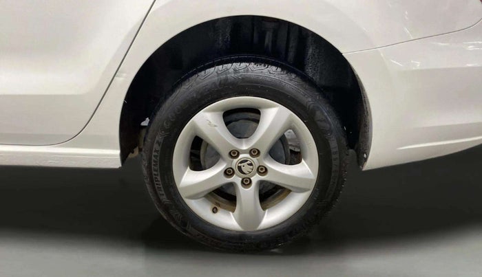 2014 Skoda Rapid AMBITION 1.6 MPI MT PLUS, Petrol, Manual, 69,765 km, Left Rear Wheel
