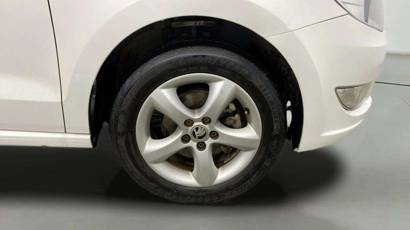 2014 Skoda Rapid AMBITION 1.6 MPI MT PLUS, Petrol, Manual, 69,765 km, Right Front Wheel