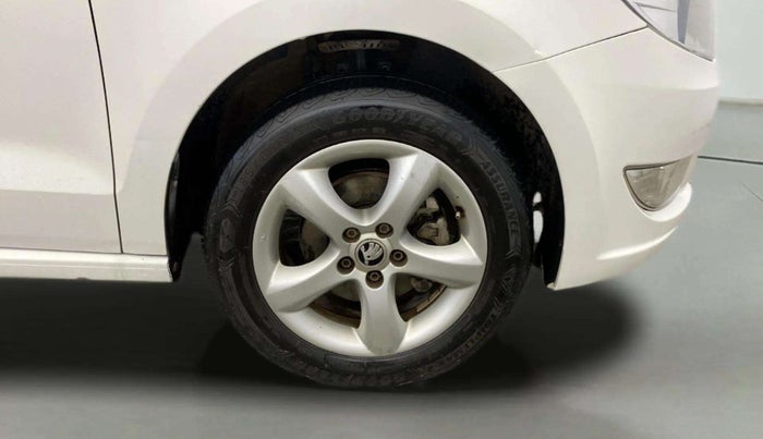 2014 Skoda Rapid AMBITION 1.6 MPI MT PLUS, Petrol, Manual, 69,765 km, Right Front Wheel