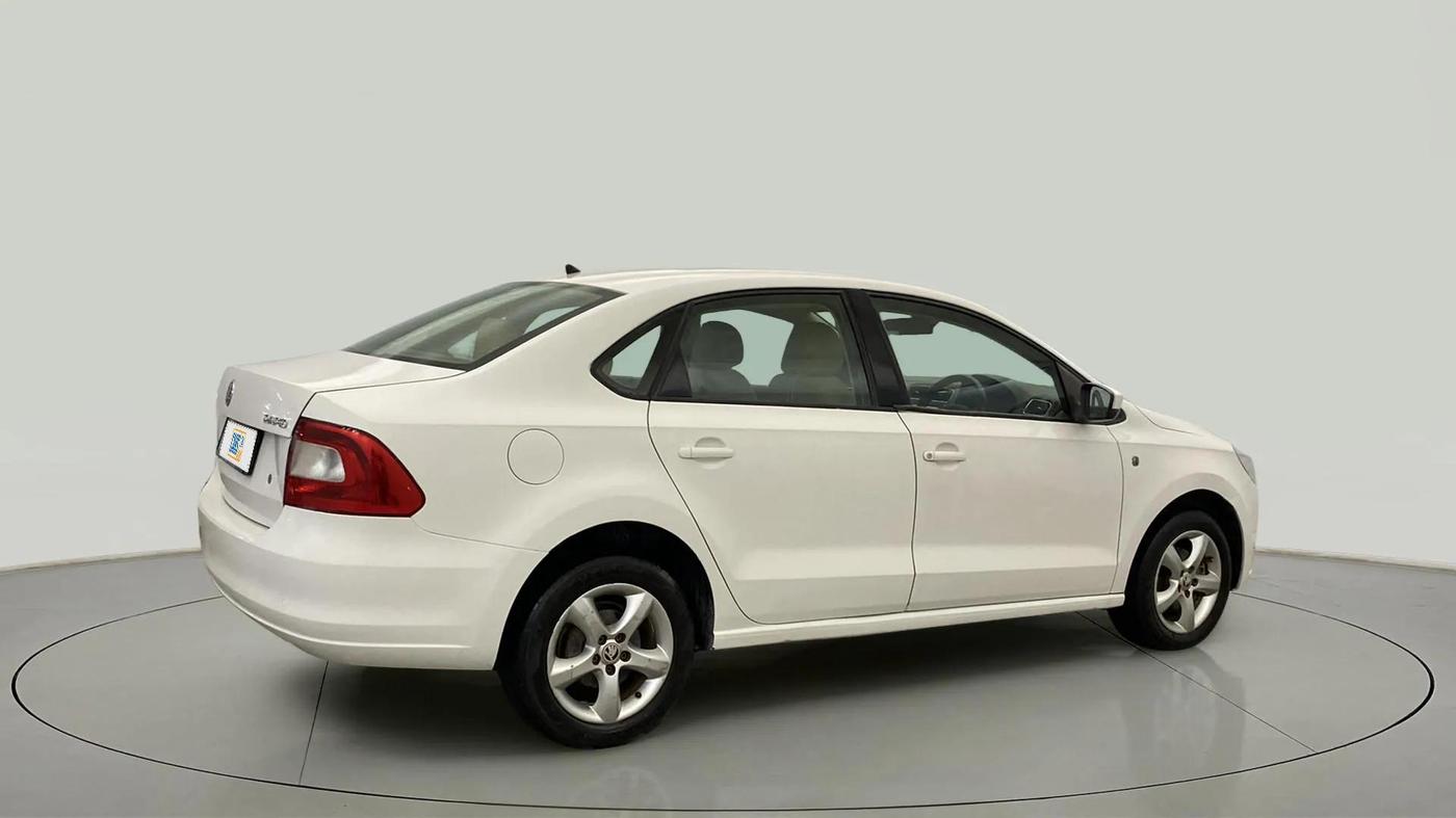 2014 Skoda Rapid AMBITION 1.6 MPI MT PLUS, Petrol, Manual, 69,765 km, Right Back Diagonal