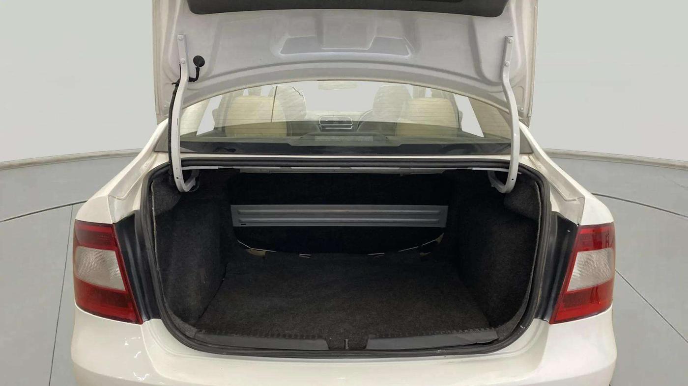 2014 Skoda Rapid AMBITION 1.6 MPI MT PLUS, Petrol, Manual, 69,765 km, Boot Inside