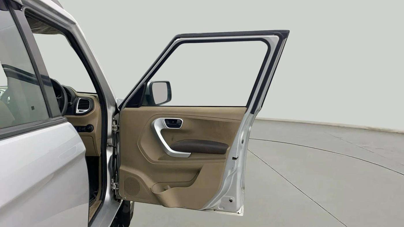 2017 Mahindra TUV300 T8, Diesel, Manual, 59,835 km, RHS Front Door