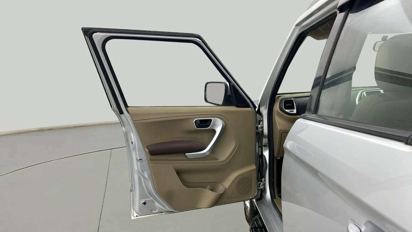 2017 Mahindra TUV300 T8, Diesel, Manual, 59,835 km, LHS Front Door