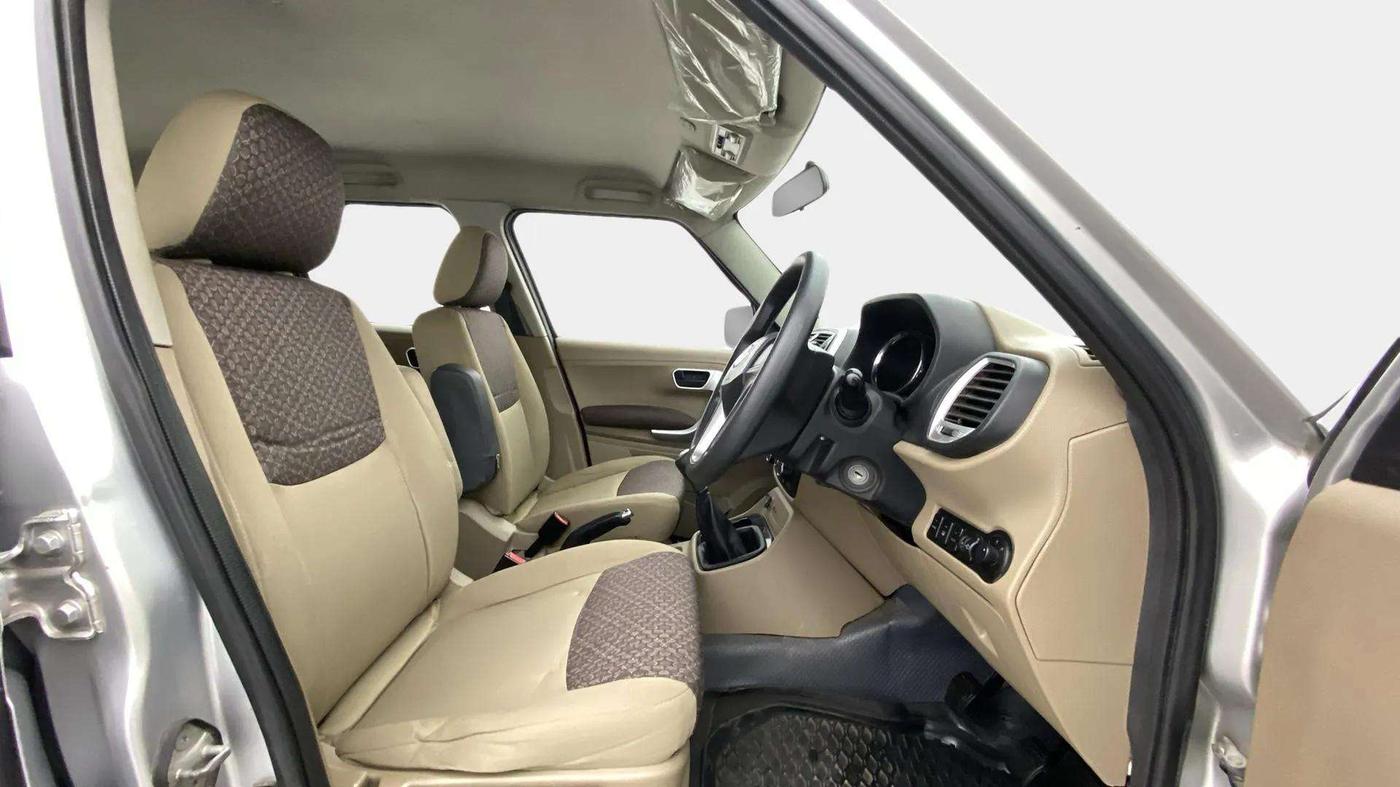 2017 Mahindra TUV300 T8, Diesel, Manual, 59,835 km, Right Side Front Door Cabin