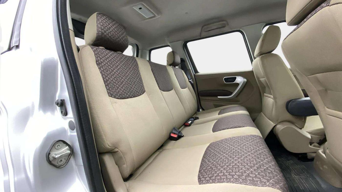 2017 Mahindra TUV300 T8, Diesel, Manual, 59,835 km, Right Side Rear Door Cabin