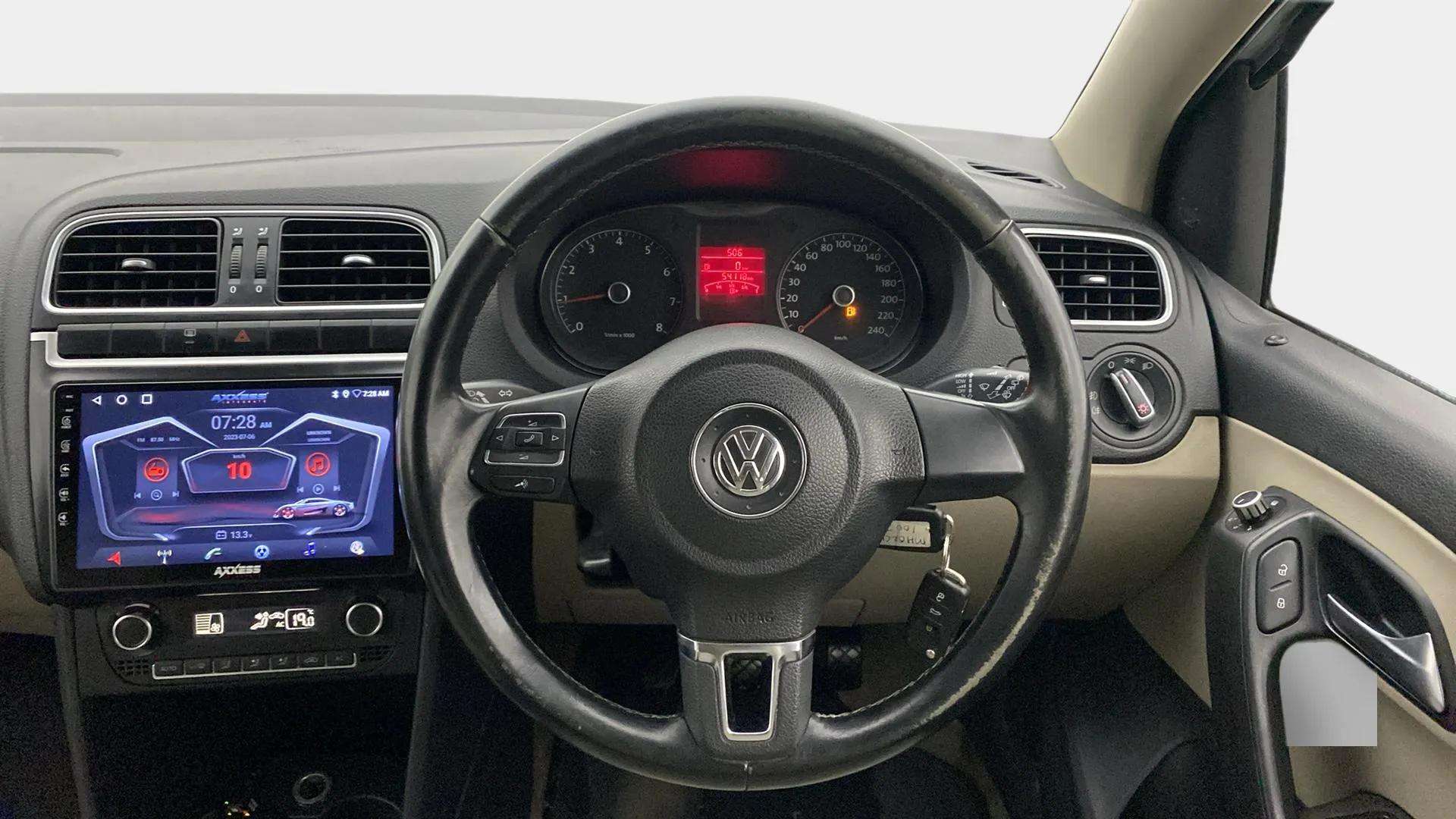 Steering-wheel-close-up-29