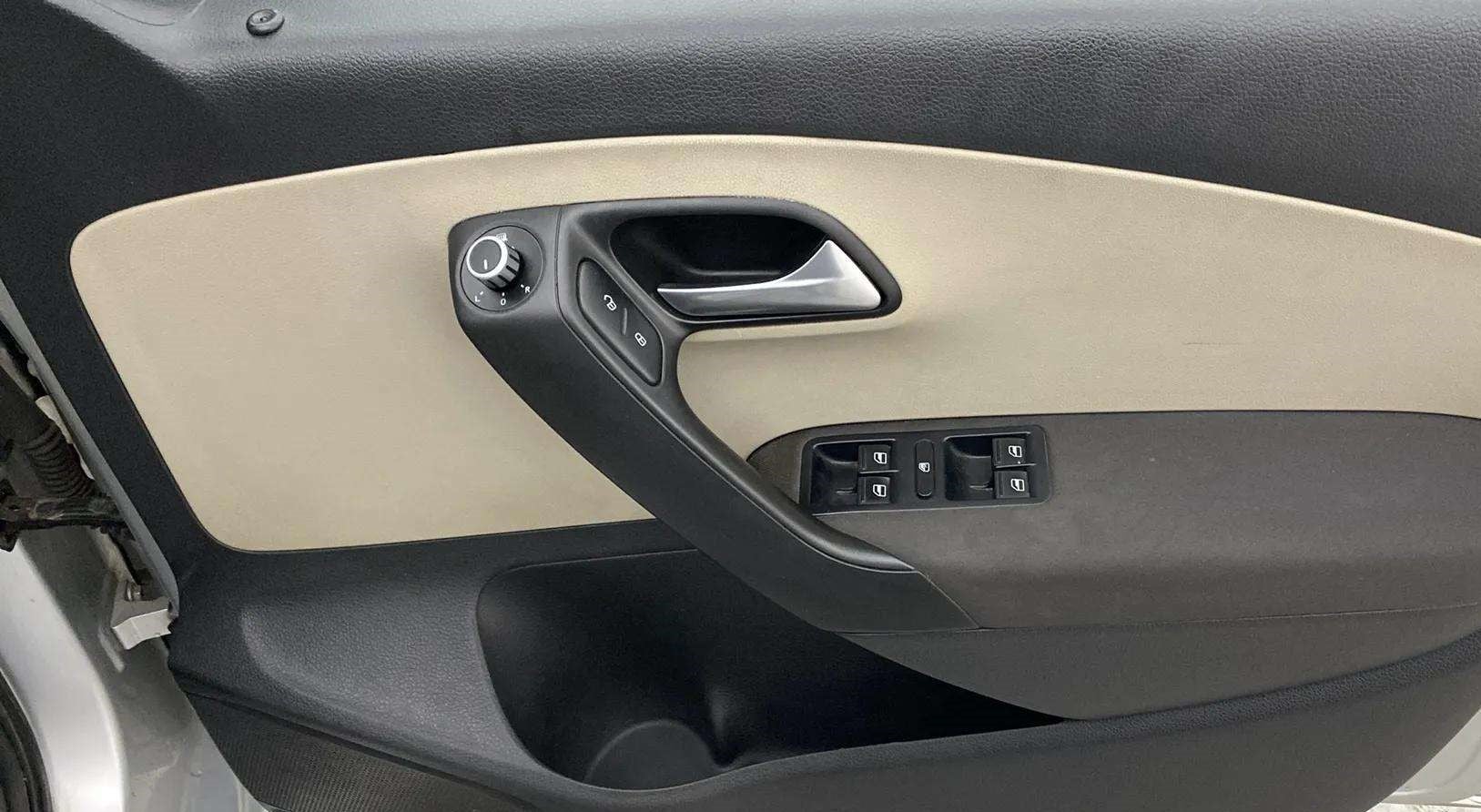 Driver-side-door-panel-control-39
