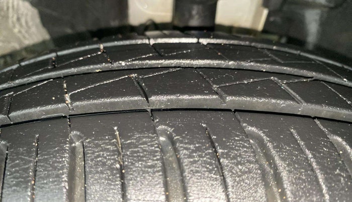 2022 Renault Kwid CLIMBER 1.0 AMT, Petrol, Automatic, 14,214 km, Right Front Tyre Tread