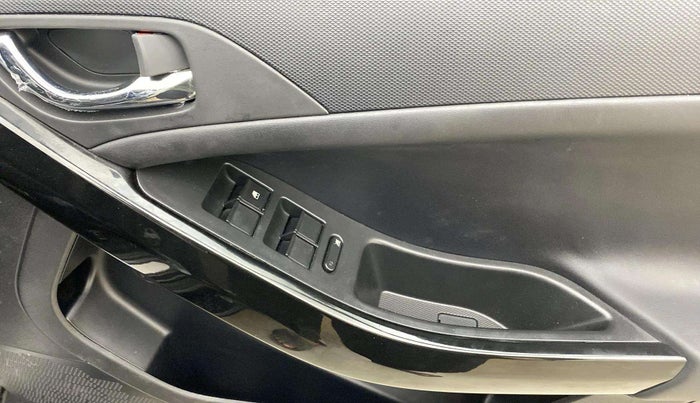 2024 Tata NEXON FEARLESS + SUNROOF DCA DUAL TONE 1.2 PETROL, Petrol, Automatic, 1,668 km, Driver Side Door Panels Control