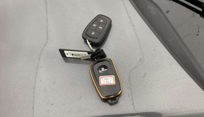 2024 Tata NEXON FEARLESS + SUNROOF DCA DUAL TONE 1.2 PETROL, Petrol, Automatic, 1,668 km, Key Close Up